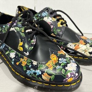 Dr Martens only worn once size. flower Power 3989.